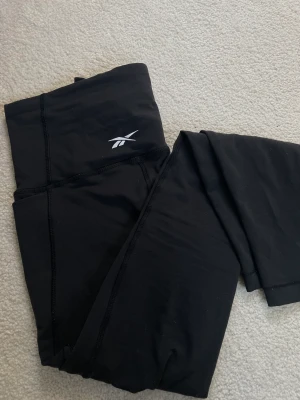 Reebok tights - Fina svarta tights från reebok i storlek XS, använda men i bra skick. Säljer då de inte kommer till användning längre