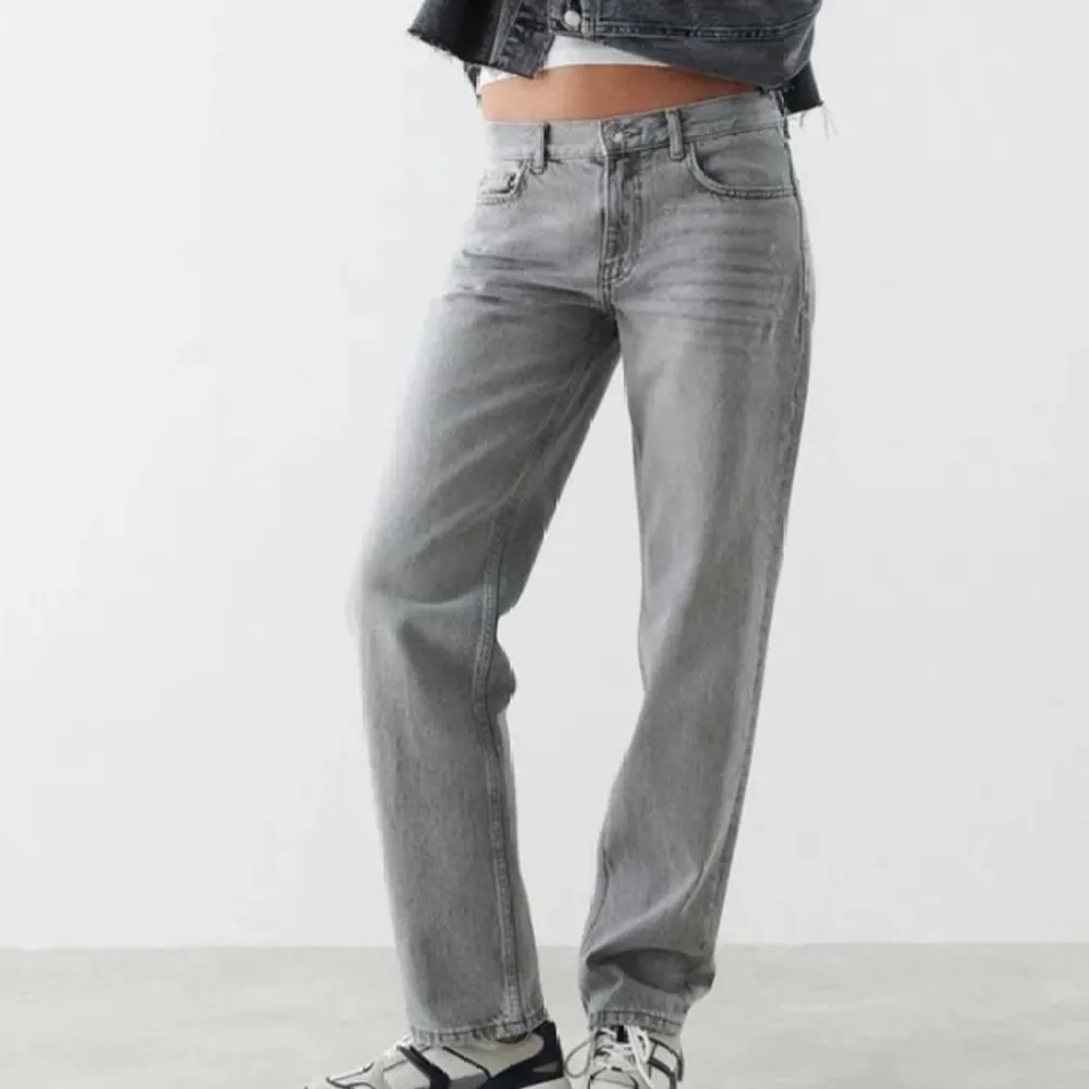 Hej säljer dem här jätte snygga jeansen från Gina Tricot i storlek 32 skulle säga att de passar en 34 också. De är knappt använda inga fläckar elr skador nypris är 500 och säljer för 300kr❤️❤️. Jeans & Byxor.