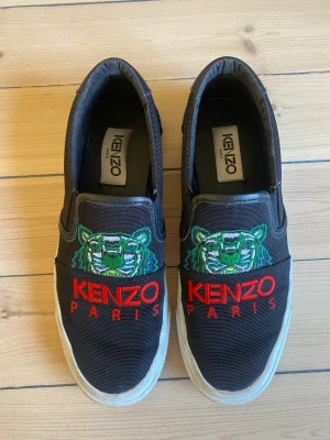 kenzo skor - väldigt fint skick, använda vid ett par tillfällen- se bild på sulan 