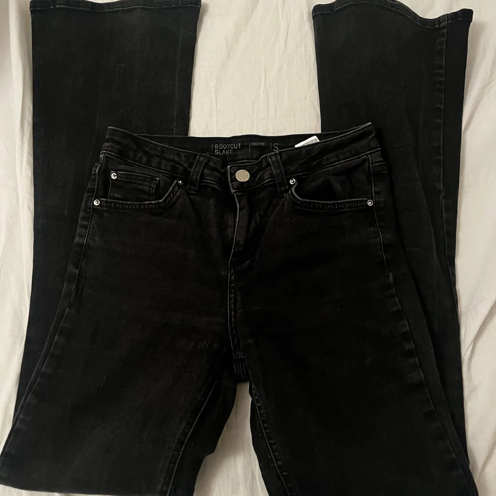 Svarta bootcut jeans mid rise💘 supersnygga och i bra kvalité<3 kontakta mig vid funderingar⭐️. Jeans & Byxor.