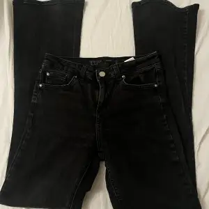 Svarta bootcut jeans mid rise💘 supersnygga och i bra kvalité<3 kontakta mig vid funderingar⭐️