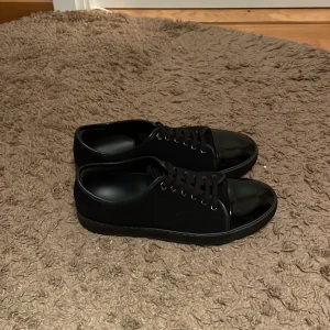 Lanvin skor  - Hej säljer mina nästan nya lanvin för att dom är för stora. Skriv om du har fler frågor.