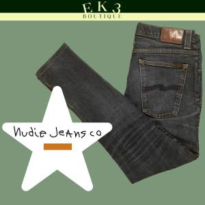 Sjukt snygga mörkblåa slim nudie jeans i modellen grim trim. Passar W31.  Inga funktionella fel men se alla bilder  Fråga gärna om fler bilder och mått!😁  Made in italy