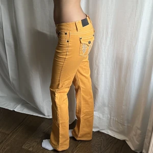 Lågmidjade jeans - Vintage orangea / gula lågmidjade bootcut jeana från Arizona, liknar Miss Me jeans. Midjemått: 76 cm. Innerbenslängd: 81 cm. Jag är 176 cm 💓