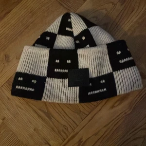 Acne Mössa  - Har använt den en säsong. Nypris 1600kr. Kan tänka mig byta mot samma modell men annan färg 