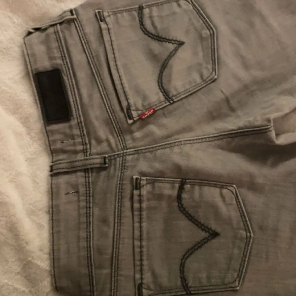 Jätte snygga gråa Levis jeans low Waits bootcut, som jag säljer pga att dem var för små för mig. Köpta på Plick men har inga skador förutom på gylfen, men den går fortfarande att stänga. Storlek 26x32💗 kom privat för mer information, pris kan diskuteras . Jeans & Byxor.