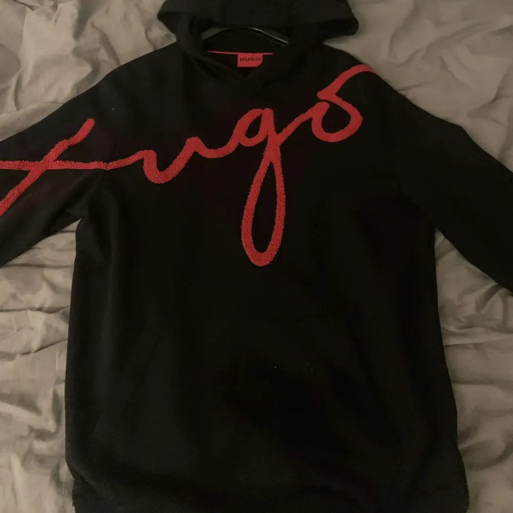Säljer denna nya Hugo boss hoodie då den inte sitter så som jag gillar det. Helt ny använd 1-2 gånger.( pris kan disskuteras) ( orgpris 1700kr). Hoodies.
