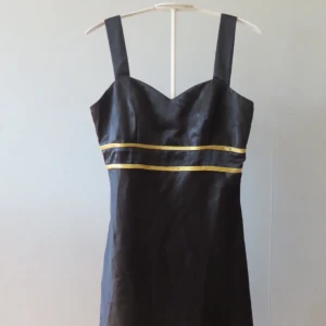 Svart klänning.  - Säljer denna svarta klänning för använder den inte och kommer ej i den. Toppen skick 