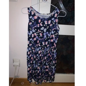Armlös bomullsklänning - Storlek 158/164, mörkblå med fjärilar 