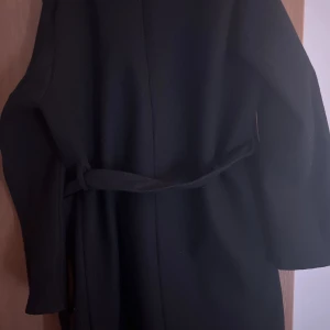 Kappa - Sjukt snygg kappa från boohoo. Kommer tyvärr ej till användning och väljer nu att sälja vidare den💕 nypris 567kr säljer för 300kr