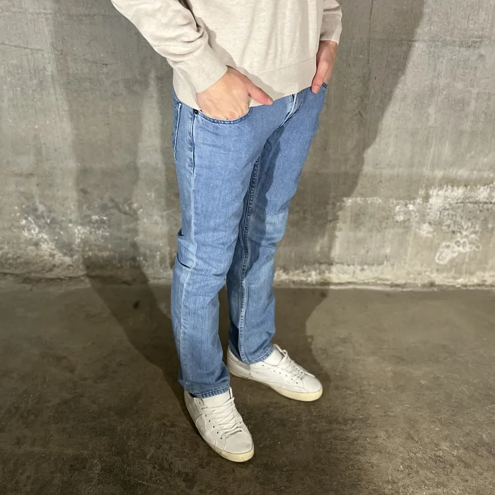 Levi’s jeans 511 i färgen blå. Storlek 30/30 och modellen på bilden är 178 cm. Fint skick, nypris 1099, köp för endast 299kr.  Fast pris gäller🤝. Jeans & Byxor.