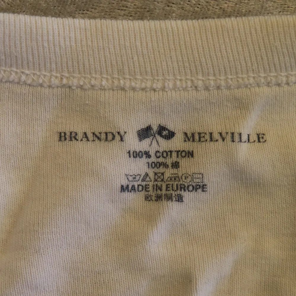 Jag säljer denna t shorts från brandy Melville för att jag ej ansöker den längre, den är i gott skick . T-shirts.