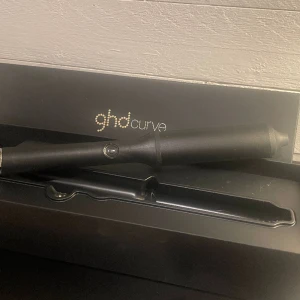 GHD CURVE CLASSIC WAVE WAND - En ovalformad locktång för att skapa djupa, glamourösa lockar och rörelser. Nyskick.   Nypris ca 2200kr  https://www.ghdhair.com/se/locktang-wands-tanger/ghd-curve-classic-wave-wand-p-301  
