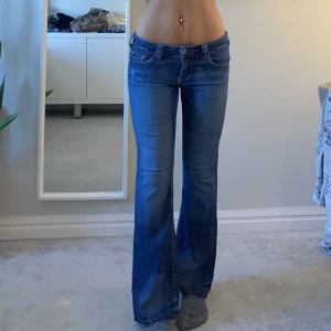 Lågmidjade bootcut jeans - Lågmidjade bootcut jeans i storlek 36. Midjemått: 76cm innerbensmått: 75cm. Jag är ca 167cm. 