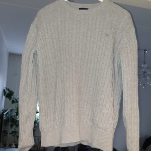 Gant grå stickad tröja - I bra skick & nytvättad. 100% bomull 