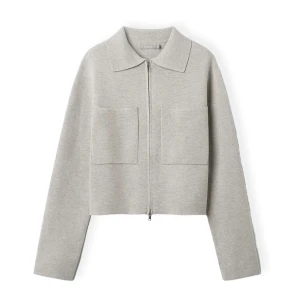 Grå kofta  - Jätte fin kofta som kommer från Åhléns. Köpt för 600kr, men kommer inte längre till använding. Koftan är i toppskick! 