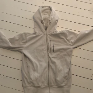 Sail racing zip hoodie - Säljer nu min sail racing tröja som ej kommer till användning. Den är lite sliten men inget som inte går att använda