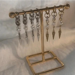 StilSthlm  - Så snygga örhängen Köp för  99kr/st Eller 185kr/par  Modell 095