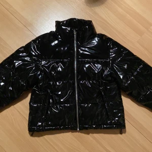 Jacka  - Fin lack jacka i storlek M, pris går att diskutera❣️