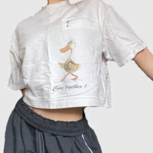 vit croppad topp  - Så fin och unik topp med gulligt motiv på både fram och baksida💌 pris kan diskuteras 🌱