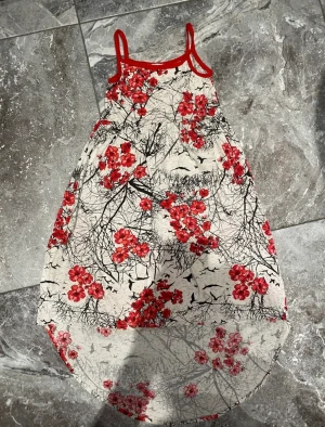 Sommarklänning stl.152 - Sommarklänning i stl 152. Köpt utomlands. Jättefin, inte använd så mycket, få tals gånger. Säljer pga stor garderobrensning. Kika gärna på mina andra annonser, säljer mycket. Samfraktar gärna:)