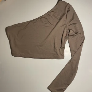 Enarmad topp - Fin topp i brun/militärgrön färg med tyg som glänser fint✨