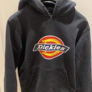 Dickies hoodie i storlek medium. Inga defekter förutom att texten är lite sprucken 💞använd gärna köp nu 