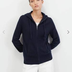 Intressekoll!! Super fin mörkblå zip hoodie från Soft Goat i 100% kashmir. Använd fåtal gånger och i fint skick, originalpris: 2500kr. Hör av dig vid intresse eller frågor!💕