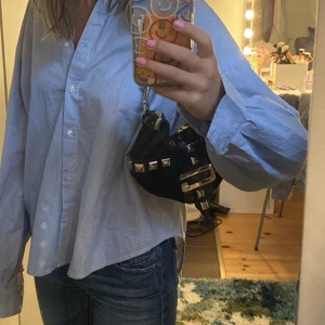 Guess väska - Skitsnygg guess väska, perfekt för utekvällar eller när du behöver lite mindre saker! I jättefint skick och knapt använd! 