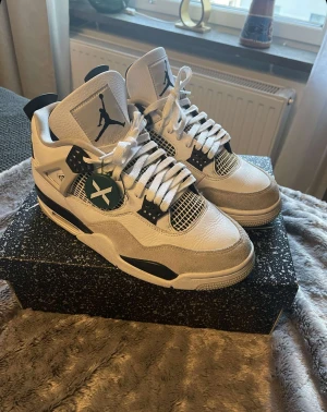 Jordan 4s - Riktigt feta skor och najs till vintern.  Ny pris 4800. Kvitto finns och pris kan diskuteras.