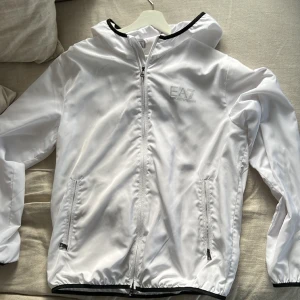 ARMANI JACKA HERR - Emporio Armani jacka som är tunn och skön! Använd 2 gånger säljes. Ordinarie pris 1500kr