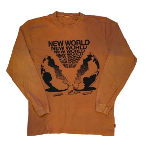 Graphic longsleeve  - Cool longsleeve i oversized fit, skulle säga att den passar S-L beroende på hur ”oversized” man vill ha den :) obs! Den har ett litet hål på ena ärmen (bild 3)