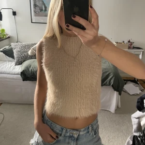 Fluffig topp ZARA - Rosa lurvig stickad topp från zara i jättegosigt fluffigt material! Skriv för frågor💕