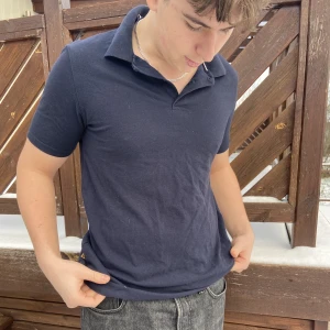 Piké mörkblå/ljusblå - Två pikéer mörkblå och ljusblå. En för 50kr, båda för 90kr