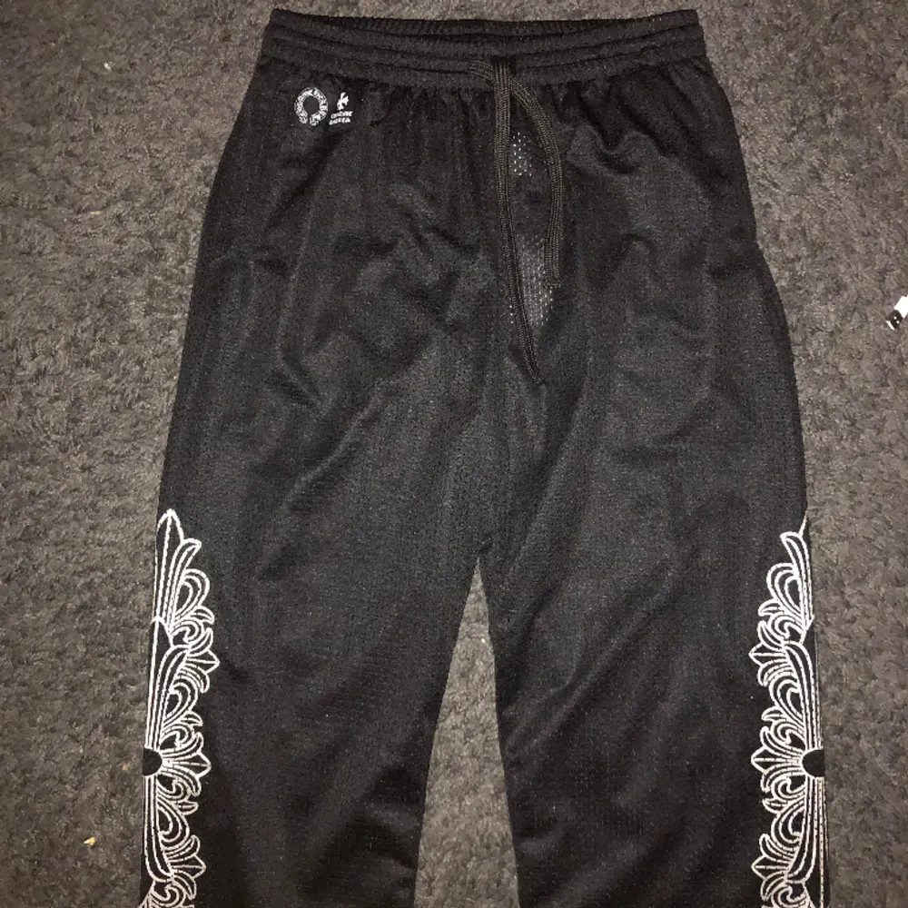 Chrome varsitt pants size S fits M Fel storlek så måste tyvärr sälja dessa helt nya med tags kvar!. Jeans & Byxor.