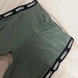 stronger tights - aldrig använda inga defekter alls, jättefint grön färg i storleken xs🙏🙏🩷🩷
