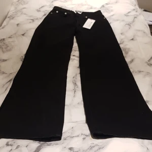 NA-KD jeans - Säljer dessa jätte fina jeans från NA-KD som har aldrig används då prislappen är kvar. Kom ej till användning och behövde sälja💖 storlek 34 alltså skulle passa xs/ s.  75 midjemått 77 Innerbenslängd  Ytterbenslängd 105. Köparen står för frakt