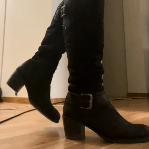 Snygga svarta stövlar - Svarta stövlar med spänne och liten klack. Använda enstaka gånger. Väldigt fina. 