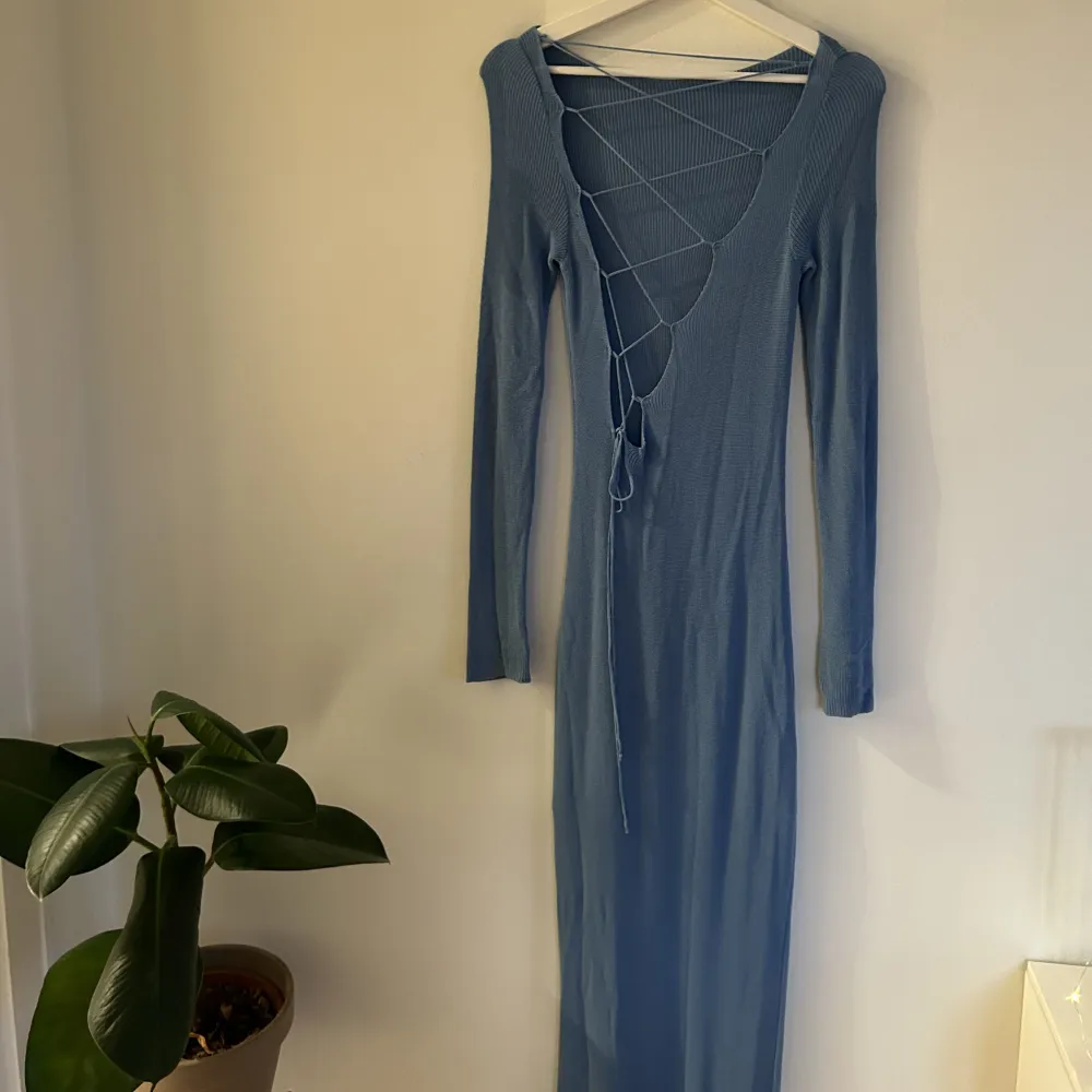 Säljer denna jättefina stickade blåa långklänning från en av Hanna schönbergs kollektioner tillsammans med NAKD. Använd inte ens en handfull gånger och i jättegott skick. Säljer då den inte är använd på länge.. Klänningar.