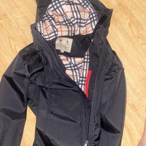 Burberry jacka - burberry jacka som är väldigt fin. Storlek S