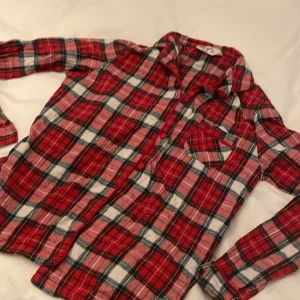 Pyjamas - En super fin julig pyjamasskjorta första knappen är dessvärre borta.  Men jätte skön! 