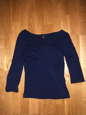 Långärmad tröja  - Tunnare långärmad, lite genomskinlig skulle jag säga. Använd 2 gånger 