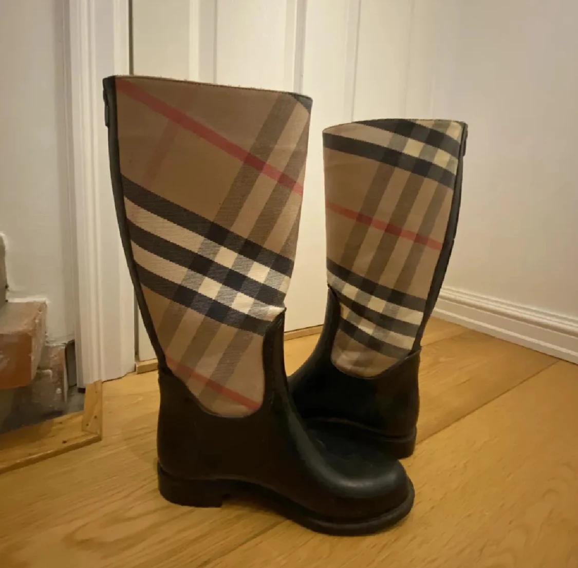 Burberry kängor  - 90