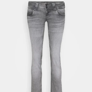 Pepe jeans - Säljer hyfsat nya pepe jeans då dom tyvärr är för långa på mig, super snygga och i ny sick. Stl 28/34. Möts upp i Stockholm  eller postar