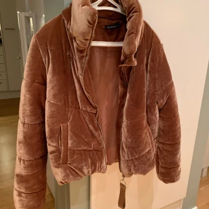 Pufferjacka i sammet  - Säljer en jättesöt pufferjacka i sammet storlek XS. Jackan är i nyskick. 