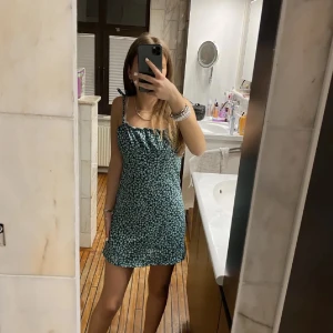 Blommig grön klänning  - Blommig grön klänning i storlek xs, skick 10/10