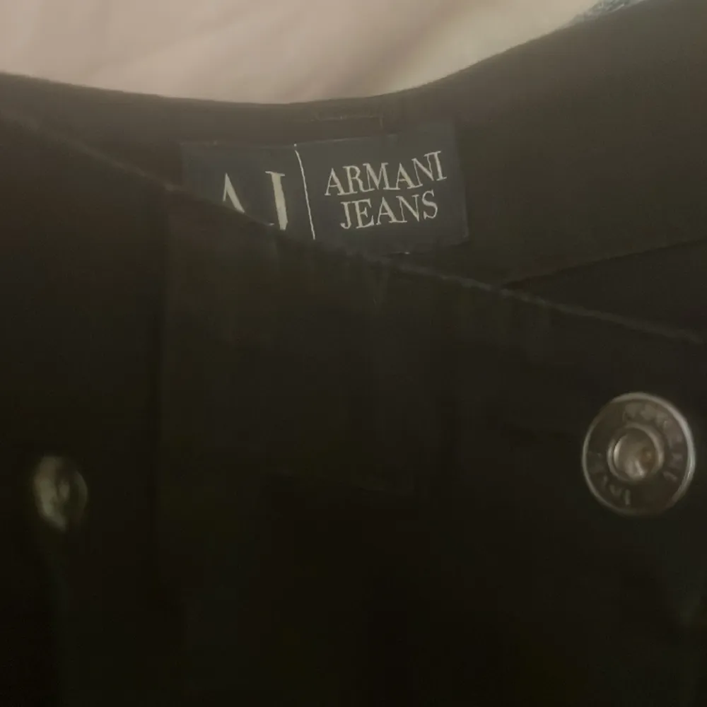  Super snygga Armani jeans som tyvärr är alldeles för stora för mig :( original pris är 6000 kr, så jag kommer nog sälja dem runt 1000, men prisförslag funkar också. Jeans & Byxor.