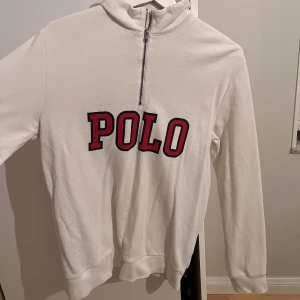 Zip-up - Zip-up tröja från Polo. Använd fåtal gånger😊 Barnstorlek men sitter som en dam S
