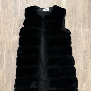 Päls väst - Knappt använd, i storlek M/L