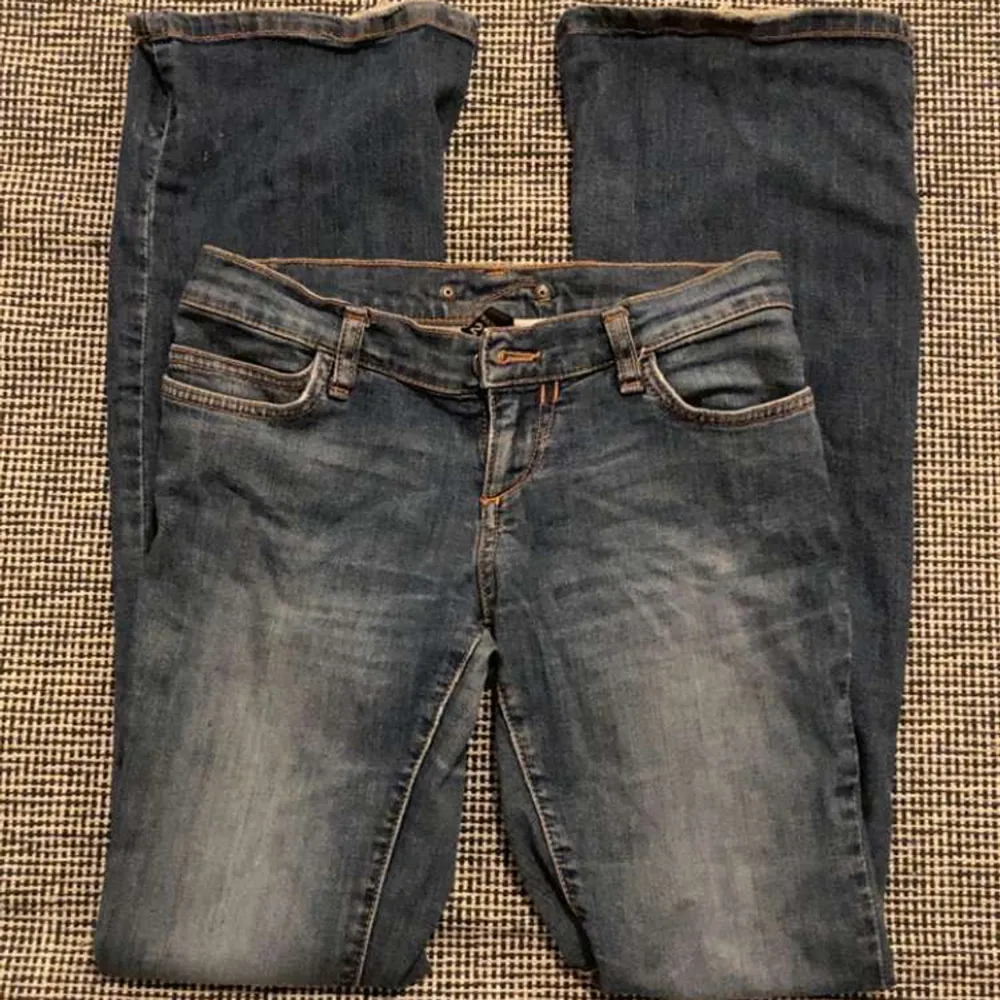 Jättesnygga och trendiga lågmidjade bootcut jeans, helt slutsålda på både hemsida och butik från HM. Bra skick och sällan använda, säljer pga att dom är lite små på mig. Original pris är 599✨🔥. Jeans & Byxor.